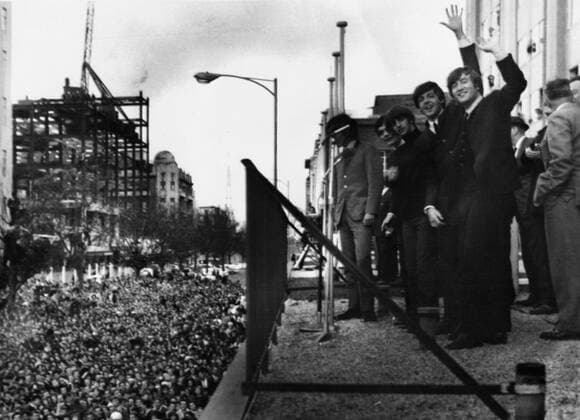 The Beatles with replacement drummer Jimmy Nicol greet the fans in Melbourne , Australia 14th June 1964 Mono Negative !AUFNAHMEDATUM GESCHÄTZT! UnitedArchives1248006