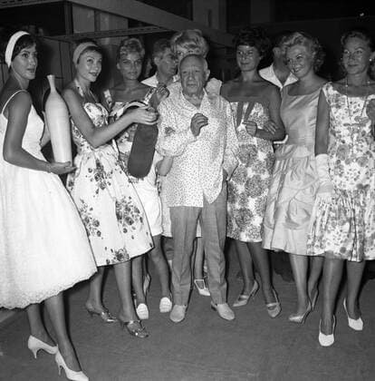 Pablo Picasso , the renowned artist celebrating his ten years residence at Valluaris among a group of charming models from Cannes , Nice , St Paul de Venice . The 100 Valluaris potters presented him with a parchment bearing their signatures ; at the same time a fashion show was held at the Picasso exhibition . 29 July 1958 Mono Negative !AUFNAHMEDATUM GESCHÄTZT! UnitedArchives1251322