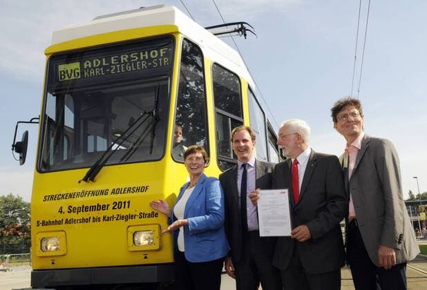 04 . 09 . 2011 Berlin Adlershof : Eröffnung der 1,5 Kilometer langen, neuen Strassenbahnlinie 60 61 zum Wissenschaftsstandort Adlershof. v.l.n.r.: Ingeborg Junge-Reyer (Senatorin für Stadtentwicklung), Henrik Falk (BVG Vorstand für Finanzen), Klaus-Dietrich Matschke (Direktor Strassenbahn), Rainer Hölmer (Stadtrat für Bauen und Stadtentwicklung des Bezirkes Treptow-Köpenick). Eröffnung Tram-Strecke 60 61 in Berlin