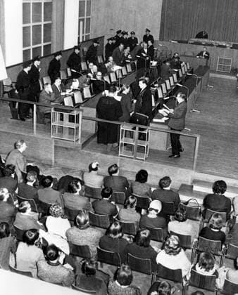 General view of the court before the beginning of the session of the Frankfurt Auschwitz Trial , after the recent on the spot inspection of the former death camp by the judges and others . There are 22 defendants charged with the extermination of 2.5 to 4 million persons at the death camp . 21 December 1964 Mono Negative !AUFNAHMEDATUM GESCHÄTZT! UnitedArchives1273007