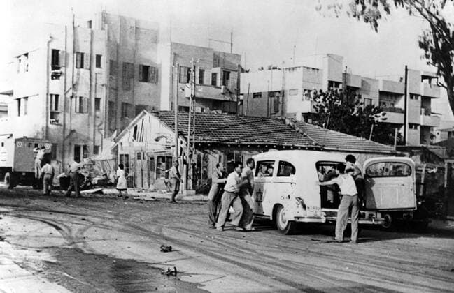 Count Bernadotte wants to end all this - the havoc of war in Tel Aviv . Count Bernadotte is fixing the date for the four weeks truce in the hopes of ending the tragedy of the Palestine war , which is typified by a bomb raid in Tel Aviv . Photo shows : Wounded being helped into ambulances after a bomb raid on Tel Aviv . June 1948 Mono Print !AUFNAHMEDATUM GESCHÄTZT! UnitedArchives1273413
