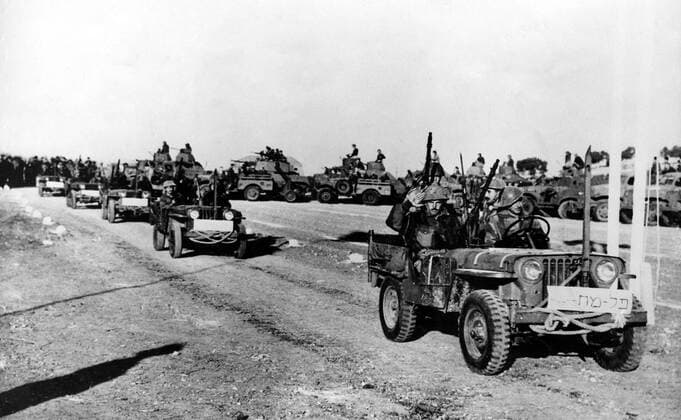 Israel s new road into Jerusalem opened by the jeep column that broke through the siege . 1948 Mono Print !AUFNAHMEDATUM GESCHÄTZT! UnitedArchives1273418