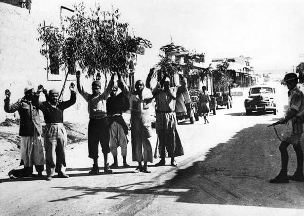 The capture of Beersheba by Israeli Forces . Beersheba is situated astride a number of Israeli settlements . For many months these settlements were cut off from all sources of supply as the Egyptians opposed the free passage of supply convoys . Israeli forces have now managed to capture Beersheba . Photo shows : Mopping up operations in Beersheba - Egyptian prisoners are brought in - some Sudanese and Saudi troops were among them . 1948 Mono Print !AUFNAHMEDATUM GESCHÄTZT! UnitedArchives1273419
