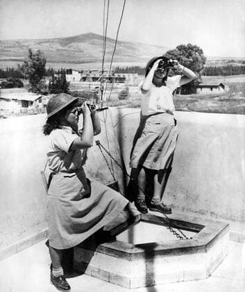 The Women s Auxiliary Force of Israel , Anti Aircraft guard near Jerusalem . Young members of Israel s CH . E . N . - the Women s Auxiliary Forces of the Jewish Forces in Palestine - seen as they look for hostile aircraft on the outskirts of Jerusalem . 1948 Mono Print !AUFNAHMEDATUM GESCHÄTZT! UnitedArchives1273420