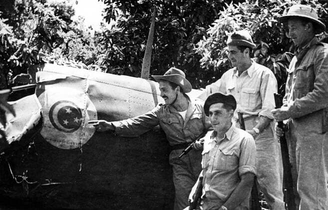 Israeli troops seen as they examine the wreckage of an Egyptian plane after it had been brought down during a bombing attack on the city of Tel Aviv during the battle between Jews and Arabs for Palestine . June 1948 Mono Print !AUFNAHMEDATUM GESCHÄTZT! UnitedArchives1273422