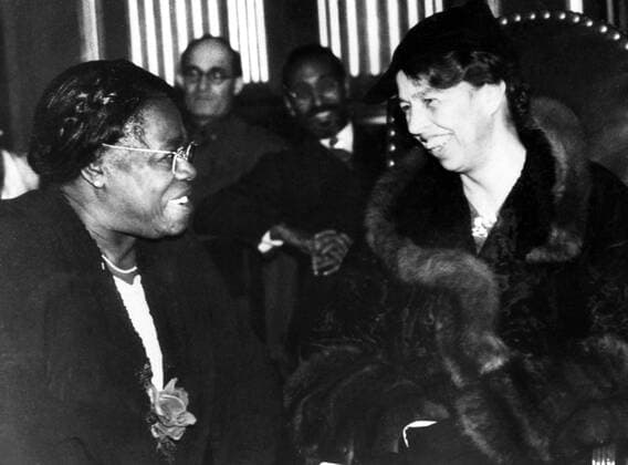 Berühmte Feministinnen, Eleanor Roosevelt Mary McLeod Bethune with her close friend First Lady Eleanor Roosevelt 1937 Mono Print !AUFNAHMEDATUM GESCHÄTZT! UnitedArchives1275116