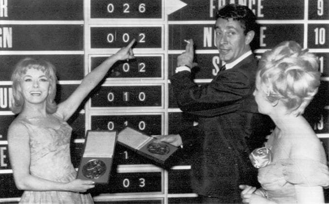 French singer Isabelle Aubret (left) points to the number twenty-six on the board - the number of votes she collected to win the Eurovision Song Contest . In the centre is Jean Claude Pascal , winner of last year s Grand Prix . Luxembourg 19th March 1962 Mono Negative !AUFNAHMEDATUM GESCHÄTZT! UnitedArchives1276702