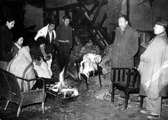 Several hard earthquakes caused severe damage in most parts of Chile and killed about 6000 people. The photo shows survivors of the disaster in a wrecked house in Concepcion . 27th May 1960 Mono Print !AUFNAHMEDATUM GESCHÄTZT! UnitedArchives1276726