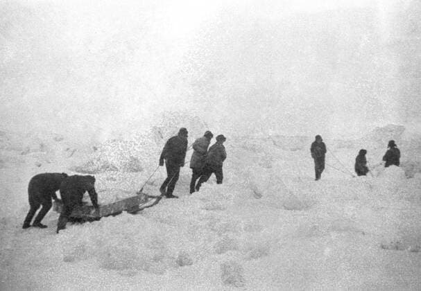 Russian expedition - first pictures to reach England of the Soviet Chelyuskin expedition stranded in the ice wastes of Arctic Siberia after their ship had been crushed by ice and had sunk - the members of the expedition left the doomed vessel and took refuge on an ice floe - the women and children were afterwards rescued by the airman Liapidevski who took them off by aeroplane - photo shows members of the crew of of the Chelyuskin preparing the camp on the ice for the expedition March 24th 1934 Mono Negative !AUFNAHMEDATUM GESCHÄTZT! UnitedArchives1278712