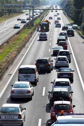 Stau im Verkehr mit Autos auf einer Autobahn Strasse bb_016_0045