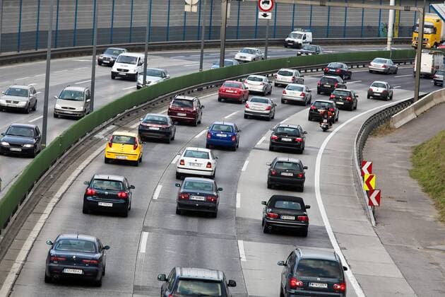 Stau im Verkehr mit Autos auf einer Autobahn Strasse bb_016_0513