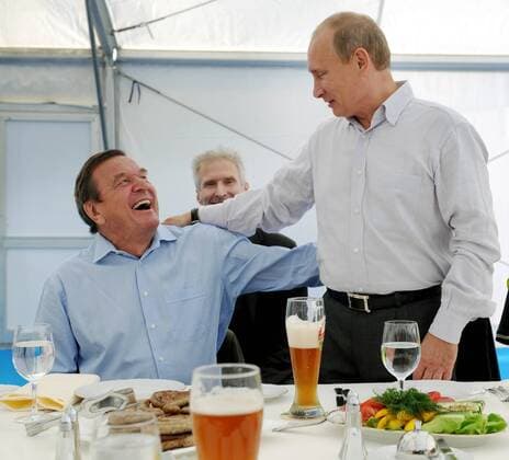ITAR-TASS: VYBORG, RUSSIA. SEPTEMBER 6, 2011. The chairman of the board of Nord Stream AG, former German Chancellor Gerhard SchrÃ¶der and Russia s Prime Minister Vladimir Putin (L-R) meet at the Portovaya compressor station in Vyborg.  Aufmacher RE0ED5A7