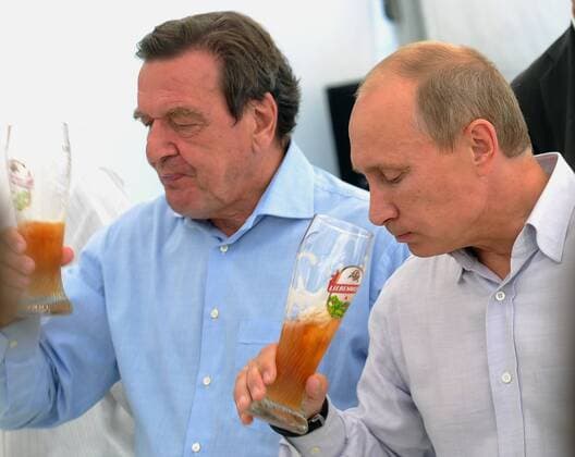 ITAR-TASS: VYBORG, RUSSIA. SEPTEMBER 6, 2011. The chairman of the board of Nord Stream AG, former German Chancellor Gerhard SchrÃ¶der and Russia s Prime Minister Vladimir Putin (L-R) meet at the Portovaya compressor station in Vyborg.  Aufmacher RE0ED5B5
