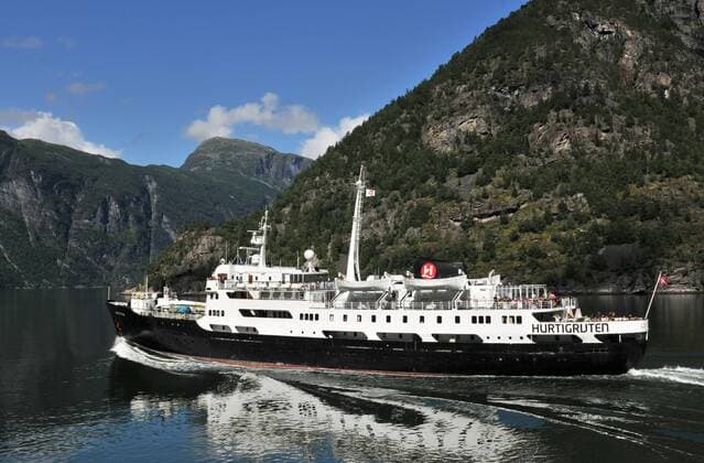 Norwegen 27.07.2011: Hurtigruten Schiff im Geirangerfjord Geirangerfjorden Fjord Boot