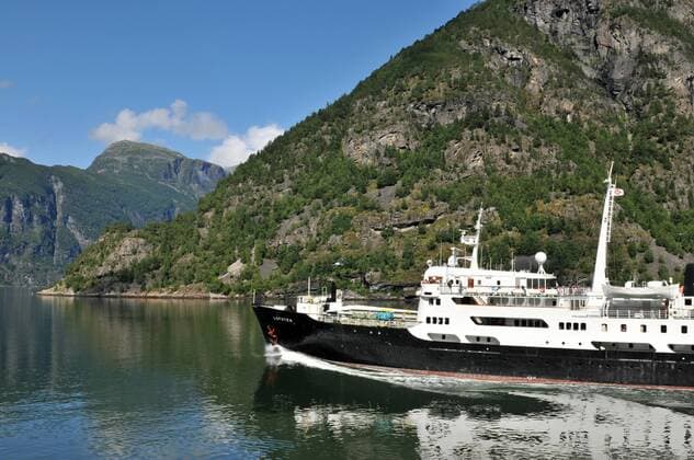 Norwegen 27.07.2011: Hurtigruten Schiff im Geirangerfjord Geirangerfjorden Fjord Boot