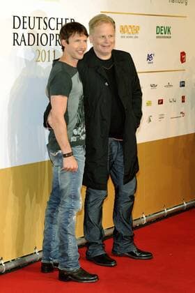 James BLUNT, GBR, Sänger, links, und Herbert Grönemeyer, Sänger, Roter Teppich, Red Carpet Show, Verleihung des Deutschen Radiopreises 2011 in Hamburg am 08.09.2011.