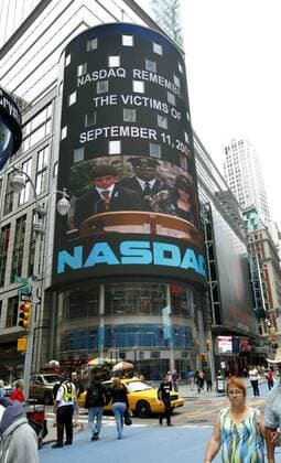 20 Jahre Anschläge vom 11. September: Gedenkkultur in den USA The video screen of the NASDAQ in Time Square broadcasts the 9 11 memorial service being held at Ground Zero as the tenth anniversary of September 11th is observed on September 11, 2011 in New York City.  NYP20110911315
