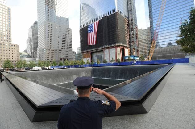 20 Jahre Anschläge vom 11. September: Gedenkkultur in den USA New York City Police Officer Danny Shea, a military vet, salutes at the North pool of the 9.11 Memorial during tenth anniversary ceremonies at the site of the World Trade Center September 11, 2011, in New York. 