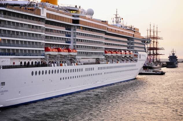 Zur HANSE SAIL 2010 kamen viele Kreuzfahrtschiffe, wie die COSTA ATLANTICA und die NORWEGIAN SUN, legten im Ostseebad Warnemünde am Passagierkai fest, Aufn. am 6.8.2010 HANSE SAIL und Kreuzlainer in Warnemünde