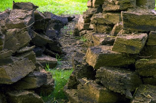 IMAGO Nature: Unsere Erde, Ressourcen, Torf zum Trocknen gestapelte Torfstuecke, Deutschland, Niedersachsen, Landkreis Osterholz, Worpswede pieces of peat stacked for drying, Germany, Lower Saxony, Landkreis Osterholz, Worpswede BLWS250623