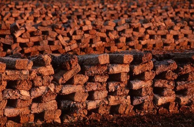 IMAGO Nature: Unsere Erde, Energiequellen, Torf Torfziegel, zum Trocknen aufgestapelt, Stapelreihen, Abendlicht, Deutschland, Niedersachsen, Venner Moor peat bricks, piled for drying, evening light, Germany, Lower Saxony BLWS033410