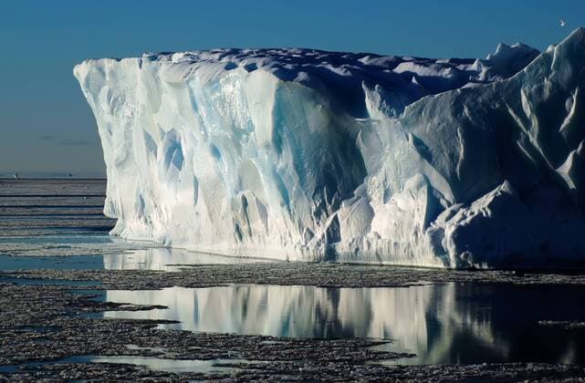 IMAGO Nature: Unsere Erde, Klimawandel, Arktische und Antarktische Eisschmelze Blauer Eisberg bei Windstille, Antarktis, Weddellmeer Blue iceberg at calm, Antarctica, Weddellmeer BLWS036918