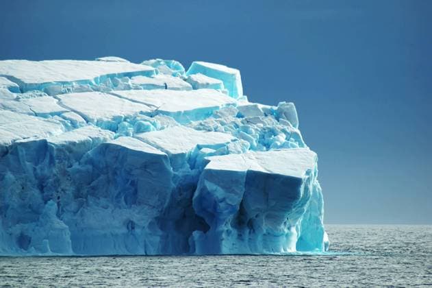 IMAGO Nature: Unsere Erde, Klimawandel, Arktische und Antarktische Eisschmelze Blauer Eisberg mit Gletscherspalten, Antarktis, Weddellmeer Blue iceberg with cravasses, Antarctica, Weddellmeer BLWS036921