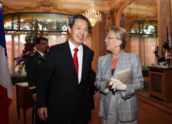 (110920) -- PARIS, Sept. 20, 2011 (Xinhua) -- Chinese Ambassador to France Kong Quan (L) welcomes former French Minister of Freign and European Affairs Michele Alliot-Marie during the Chinese National Day Reception in Paris, France, Sept. 20, 2011. The celebration is held for the 62nd Anniversary of the founding of the People s Republic of China. (Xinhua Gao Jing) FRANCE-PARIS-CHINESE EMBASSY-NATIONAL DAY RECEPTION 