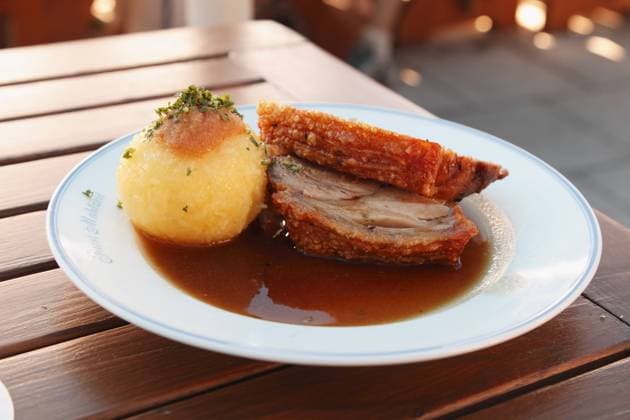  Schweinebraten mit Kartoffel-Knödel, Bräustüberl Kloster Reutberg, Gemeinde Sachsenkam, Oberbayern, Bayern, Deutschland, Europa iblman02024538