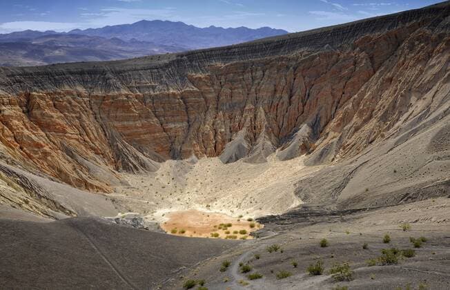  Maar und Sedimentgestein des Ubehebe Crater, Vulkankrater, Death Valley Nationalpark, Mojave-Wüste, Kalifornien, Vereinigte Staaten von Amerika, USA iblwmi02026641