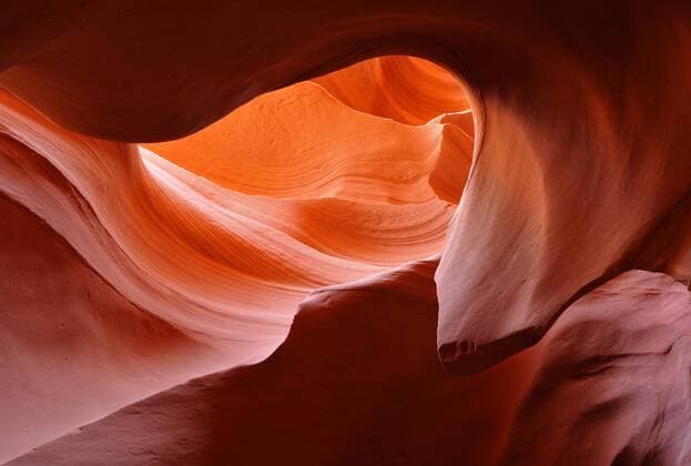 Roter Sandstein der Moenkopi-Formation, Gesteinsformen, Farben und Strukturen im Lower Antelope Slot Canyon, Page, Navajo Nation Reservation, Arizona, Vereinigte Staaten von Amerika, USA iblwmi02026349