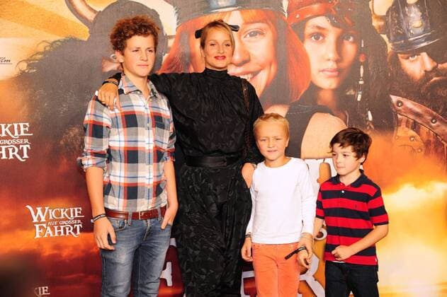 Lara Joy Körner mit ihren Kindern David, Glen und Remo Aime bei der Wickie auf grosser Fahrt Kino Premiere am 25.9.2011 in München Wickie auf grosser Fahrt Kinopremiere in München, 2011 