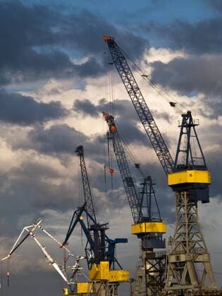 Kran Kräne, Kran, cran, cranes Wirtschaft, Ladekran, Hebekran, Werft Blohm + Voss im Hamburger Hafen, Wolken, Wetter, bewölkt, Himmel, Werft, Werften, Werftgelände, dock, Docks, crane, cranes, Industrie, Schiffsindustrie, Werft, Werften, Schiffswerft, Schiffswerften,