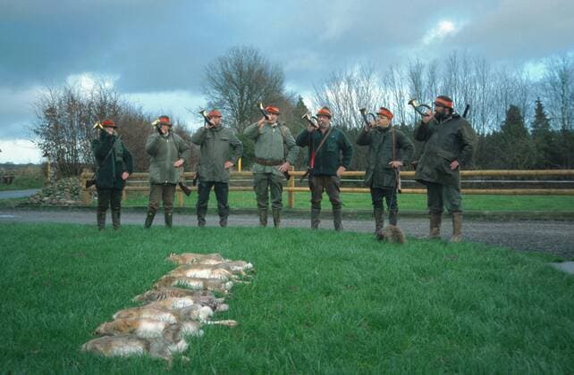 Jaeger und erlegte Hasen, Verblasen der erlegten Tiere, Deutschland, Schleswig-Holstein, Kreis Steinburg hunter and shoot hares, hunting traditions, Germany, Schleswig-Holstein, district Steinburg BLW036396