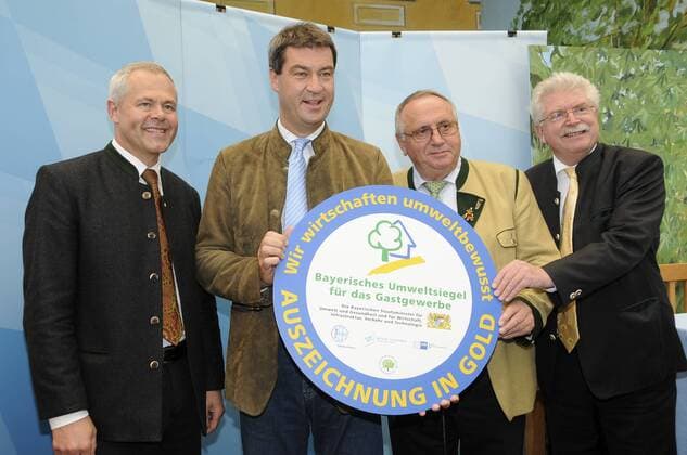 München 26.09.11 Oktoberfest Im Hacker Pschorrzelt - Verleihung des Bayerischen Umweltsiegels in Gold: Ulrich N. Brandl, Markus Söder, Anton Roiderer (Hackerzelt) und Martin Zeil
