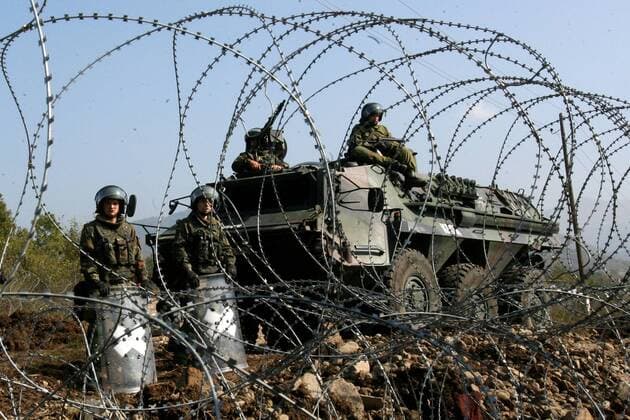 (110928) -- JARINJE, Spet. 28, 2011 (Xinhua) -- NATO-led troops blank off the pass opened by Serb people near the Kosovo northern border crossing with Serbia, Spet. 27, 2011. Four NATO soldiers and seven Serb protestors were wounded on Tuesday in clashes at the disputed Kosovo northern border crossing with Serbia. (Xinhua) KOSOVO-SERB PROTESTORS-NATO SOLDIERS-CLASH 