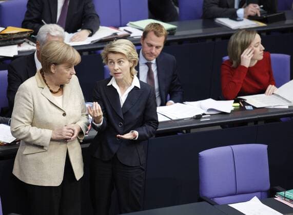 Berlin, Bundestag, Abstimmung über Euro-Rettungsschirm Angela Merkel, Dr. Ursula von der Leyen, CDU CSU. Bundesministerin