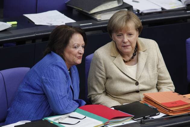 Berlin, Bundestag, Abstimmung über Euro-Rettungsschirm Sabine Leutheusser-Schnarrenberger, FDP, Bundesministerin der Justiz., Bundeskanzlerin Angela Merkel