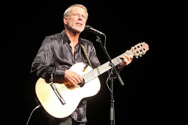 Sänger Reinhard Mey ( GER ). Sänger Reinhard Friedrich Michael Mey ( GER ) während des Soundchecks für sein Konzert im Rahmen seiner Mairegen - Tour 2011 am 30.09.2011 vor 5.000 Fans in der ausverkauften Arena Leipzig.