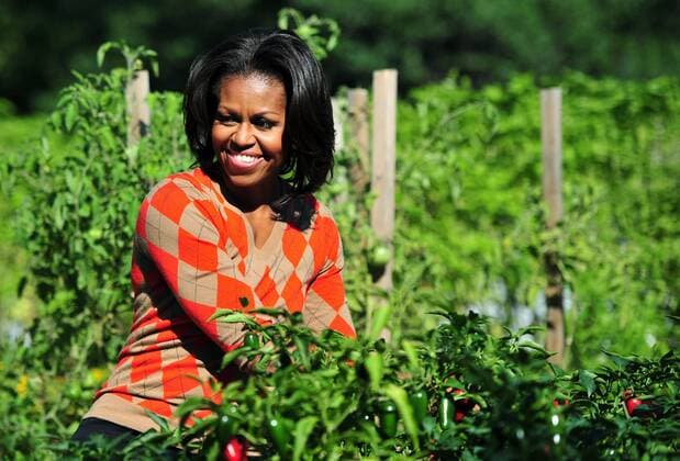 Berühmte Feministinnen, Michelle Obama First Lady Michelle Obama picks peppers in the White House garden during the fall harvest at the White House in Washington on October 5, 2011. The First Lady invited students from local area Elementary Schools to help.  WAP20111005319