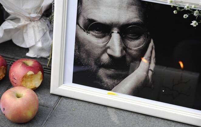 (111006) -- BEIJING, Oct. 6, 2011 (Xinhua) -- Photo taken on Oct. 6, 2011 shows bitten apples in front of photo of Steve Jobs at an Apple store in Beijing, capital of China. Apple s co-founder and former chief executive Steve Jobs died from cancer on Wednesday at the age of 56 in the United States. (Xinhua Qi Heng) (lfj) CHINA-BEIJING-APPLE-STEVE JOBS (CN) 