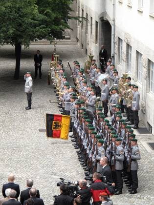 Berlin-Mitte (Ortsteil Tiergarten): 67. Jahrestag des 20. Juli 1944 - Kranzniederlegung zum Gedenken an den Widerstand gegen die nationalsozialistische Gewaltherrschaft im Ehrenhof des Bendlerblocks Ehrenzug der Bundeswehr mit gesenkter Truppenfahne