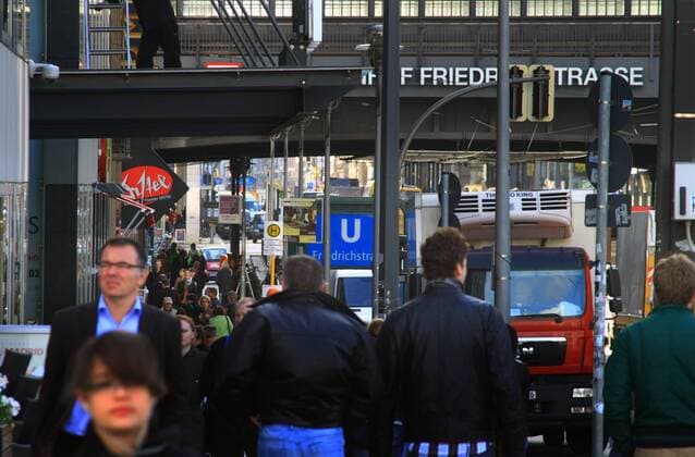 dichter Straßenverkehr auf der Nord-Süd-Achse Berlin Mitte Friedrichstraße