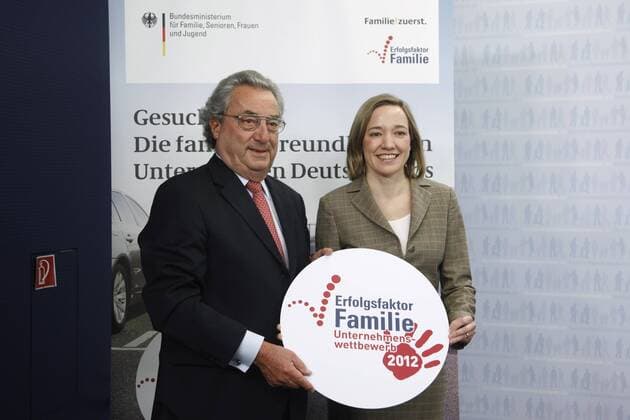 Berlin, den 12.10.2011 Foto: Bundesfamilienministerin Kristina Schröder, CDU und Dr. Dieter Hundt, Präsident der Bundesvereinigung der Deutschen Arbeitgeberverbände, BDA, starten gemeinsam den Unternehmenswettbewerb, Erfolgsfaktor Familie 2012.
