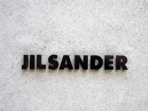 Jil Sander Hamburg, Hamburger, Europa, europe, Aussenaufnahme, tagsueber, draussen, Norddeutschland, Geschaeft, Geschaefte, einkaufsstrasse, shopping street, Strasse, streets, Grossstadt, shops, Geschaeft, Geschaeftsstrasse, Geschaeftsstrassen, einkaufen, shoppen, Laden, Jil Sander, fashion, Mode, Schild, Schilder,