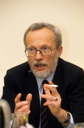 Lothar de Maiziere (DDR CDU stellvertretender Vorsitzender des Ministerrates und als Minister für Kirchenfragen der DDR) raucht eine Zigarette