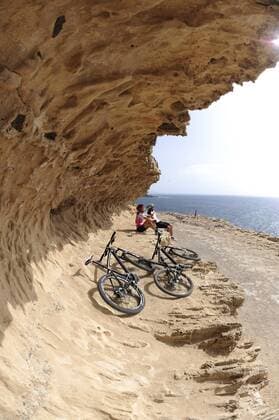 Mountainbiker Paar unterwegs auf Mountainbikes in Fuerteventura, Spanien !MODEL RELEASED!