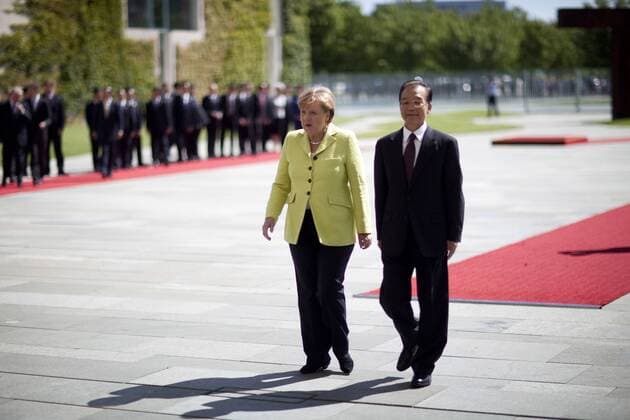 Deutschland, Berlin, Bundeskanzleramt, Deutsch-Chinesische Regierungskonsultationen, Bundeskanzlerin Angela Merkel begrüßt den Chinesischen Premierminister Wen Jiabao mit Militärischen Ehren, 28.06.2011