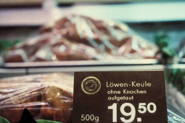 Kaufhaus des Westens (KaDeWe) in Berlin - Löwen-Keule in der Feinkost-Abteilung !AUFNAHMEDATUM GESCHÄTZT!