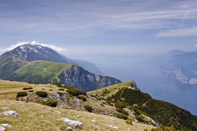 Auf dem Monte Altissimo oberhalb von Nago, unten der Gardasee, hinten der Monte Baldo, Trentino, Italien, Europa ibxles02046096